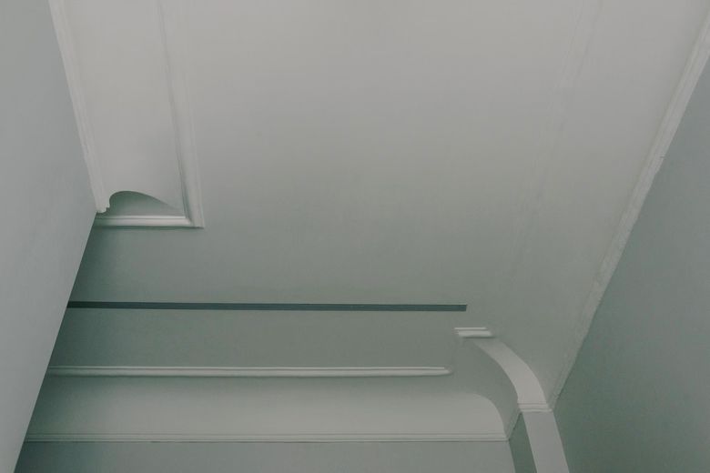 Какие ограничения накладывает white box на высоту потолка и размещение коммуникаций?