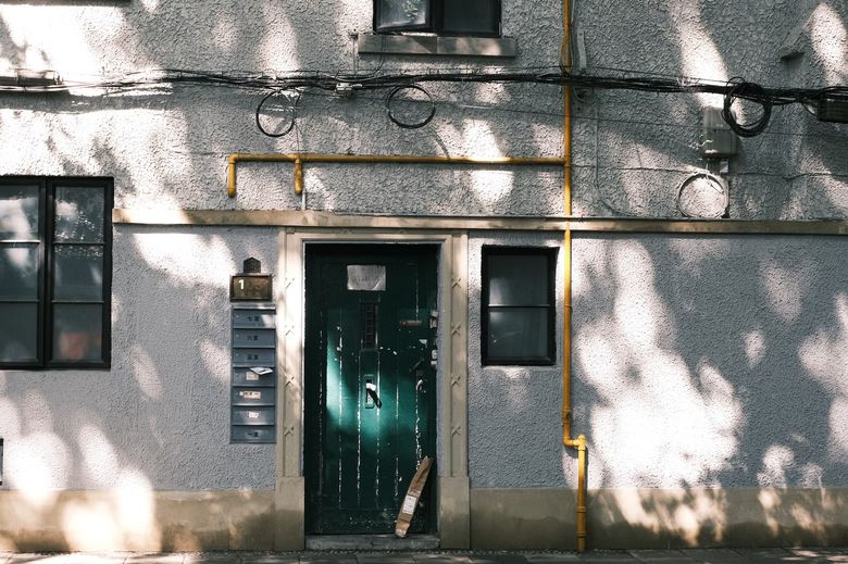 Как определить, есть ли внутри перегородки коммуникации