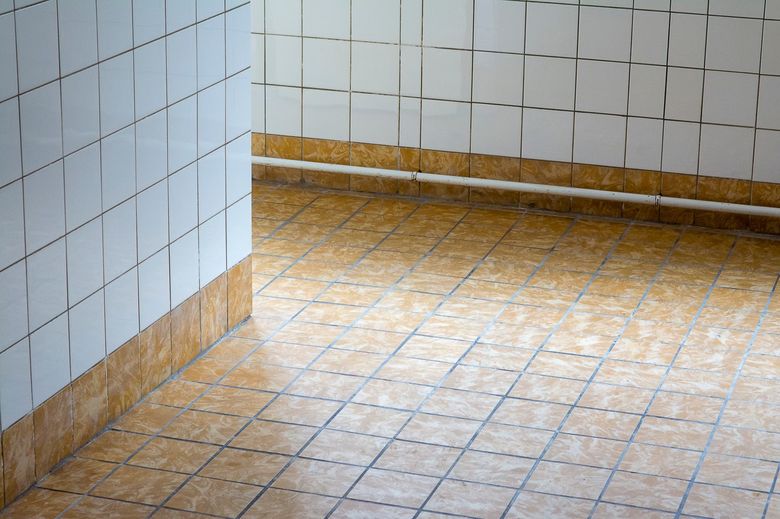 Какие минималистичные решения для пола и стен работают в бизнес-классе?