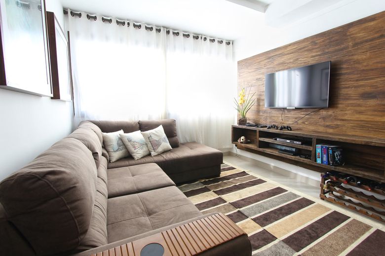 Нужно ли делать акустическую обработку стен в гостиной?