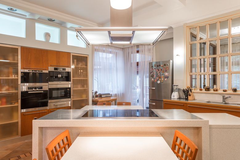 Как зонировать кухню 30-40 м²: остров, полуостров или две рабочие линии