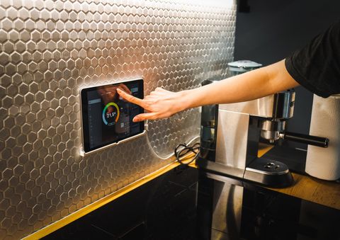Чем KNX принципиально отличается от беспроводных протоколов?