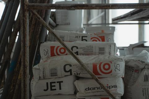 Какие риски простоя возникают на этапе закупки материалов?