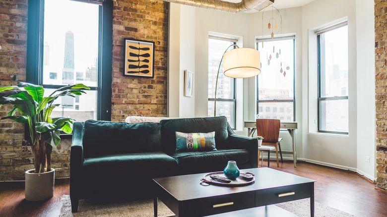 Как спрятать рабочее место в гостиной: 3 сценария для loft-интерьера